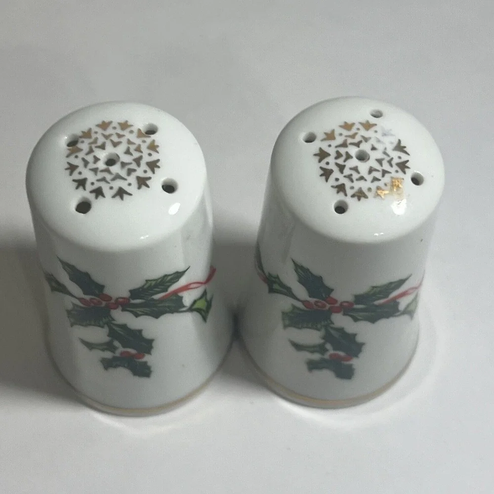 Vintage‎ Lefton Christmas Salt & Pepper Shaker Set Holly Berries Japan 03034